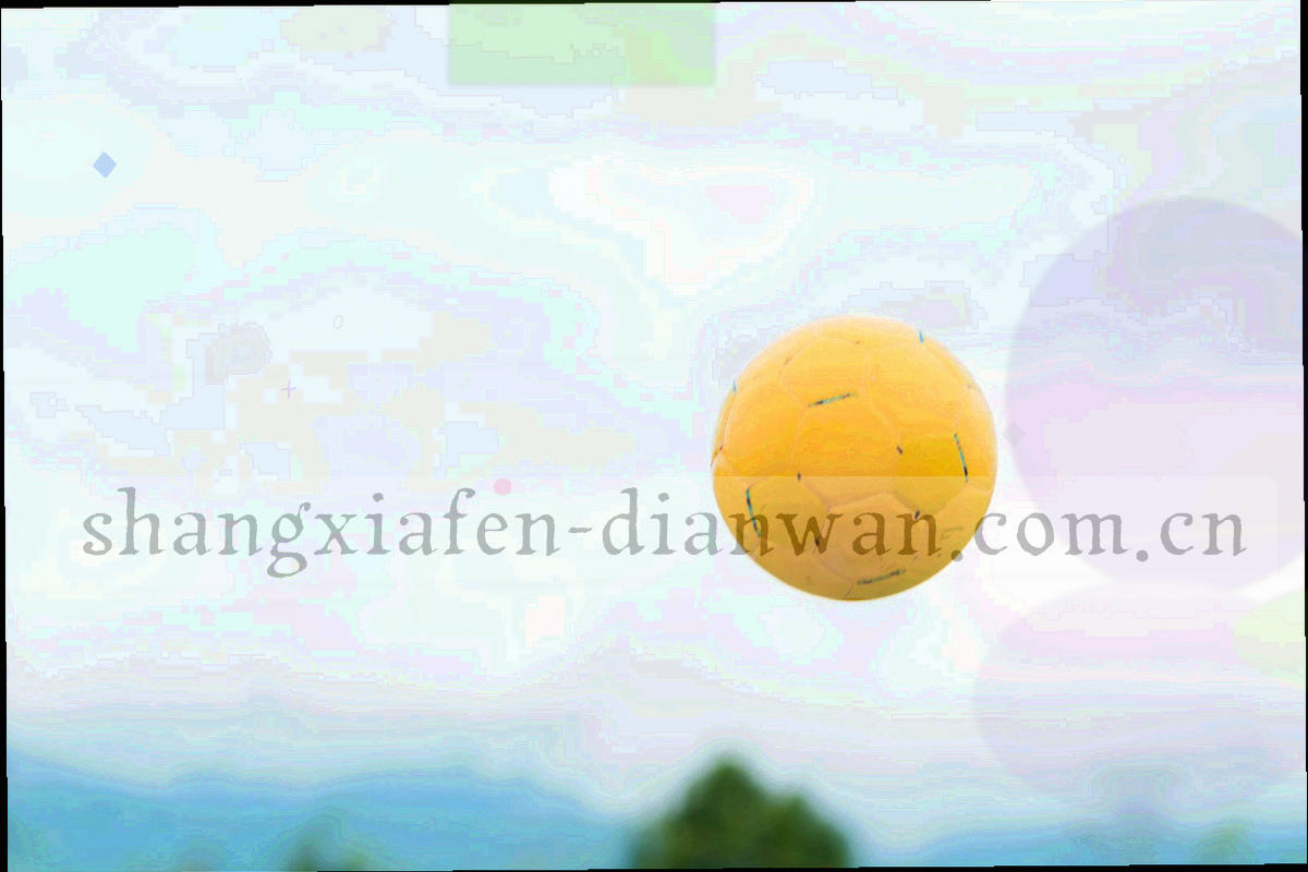 牌桌俯拍视角，桌上摆着娱乐积分牌，四周是房间人数标签与结算提示